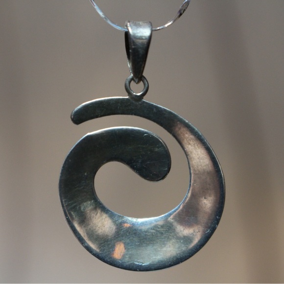 Silver round swirl pendant - Picture 8 of 8
